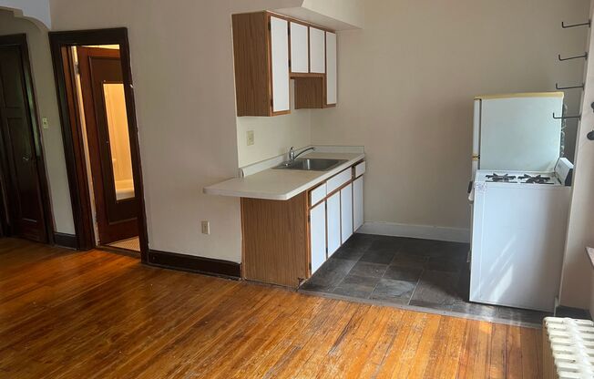 1 bed, 1 bath, $895, Unit 305