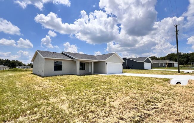 Discover Modern Comfort: Your New Home at 3BD/2BA- 52 Maple Drive Way!