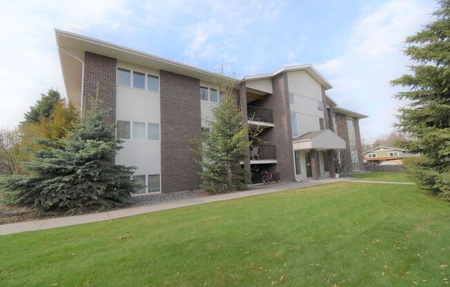 PET FRIENDLY Spacious 3rd floor apartment in the heart of town! 2bedroom 1.5 bath