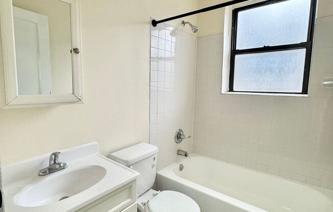 2 beds, 1 bath, $1,100, Unit G2