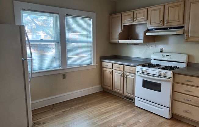 2 beds, 1 bath, $1,395