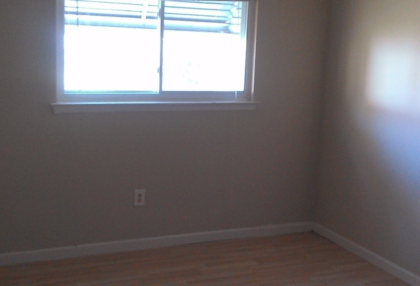 3 beds, 1 bath, $1,300