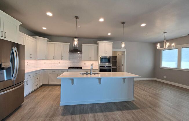 Stunning 5 Bed Richland Home with 3-Car Garage!
