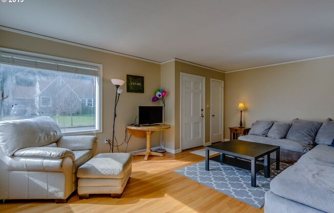 Spacious North Portland 6 Bedroom Home with Finished Basement, Modern Kitchen & Detached Garage