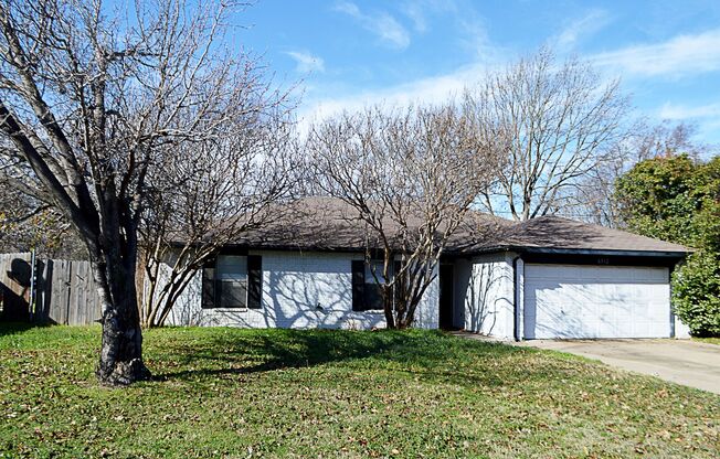Charming 3/2 with Fireplace & Breakfast Bar - Minutes from I-20
