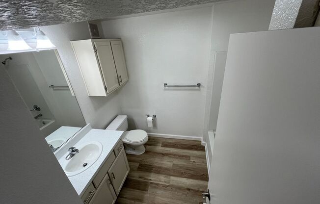 2 beds, 1 bath, 848 sqft, $1,900, Unit 2102