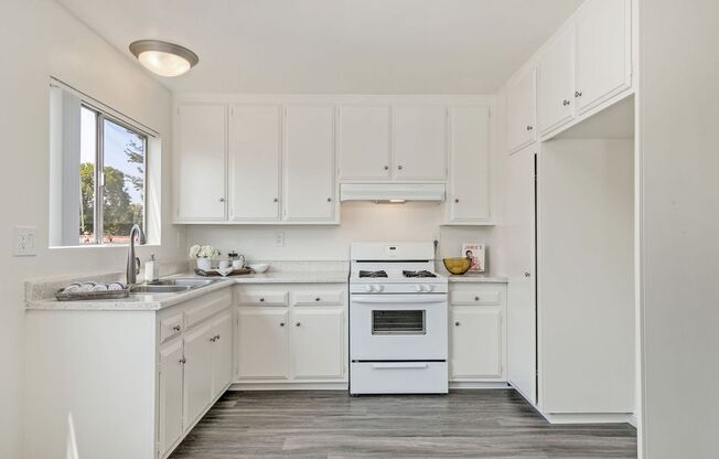 2 beds, 1 bath, 935 sqft, $2,600, Unit 30