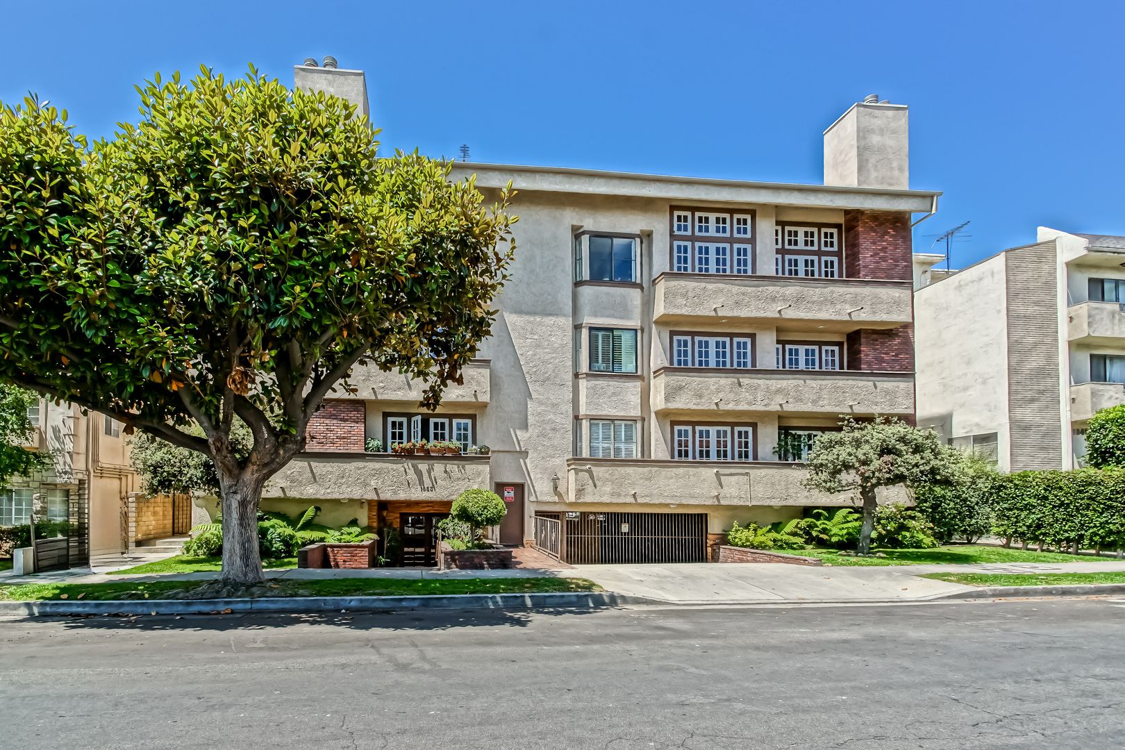 NICELY REMODELED, 2BR2.5BA, 1700 SQ FT CONDO W/ SPACIOUS BALCONY, LIVING SPACE & DUAL PRIMARY SUITES CLOSE TO SHOPPING, CENTURY CITY MALL, GYM & FREEWAY ACCESS!