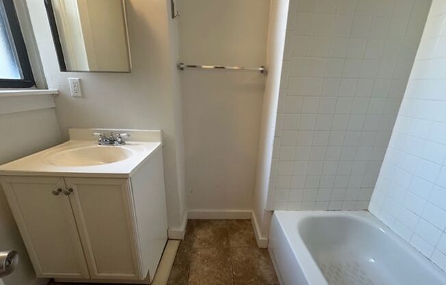 2 beds, 1 bath, 830 sqft, $2,290, Unit 3510 Louisa St. #05