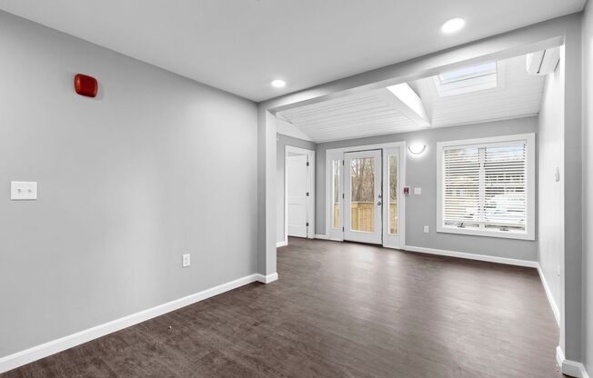 3 beds, 1 bath, 1,300 sqft, $3,250, Unit 9 Monarch Way Apt 101