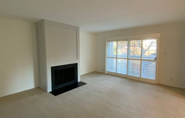 Elegant Remodeled 3BR Condominium in Sharon Heights