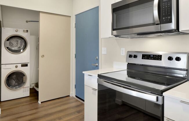 Studio, 1 bath, 387 sqft, $1,300, Unit 301