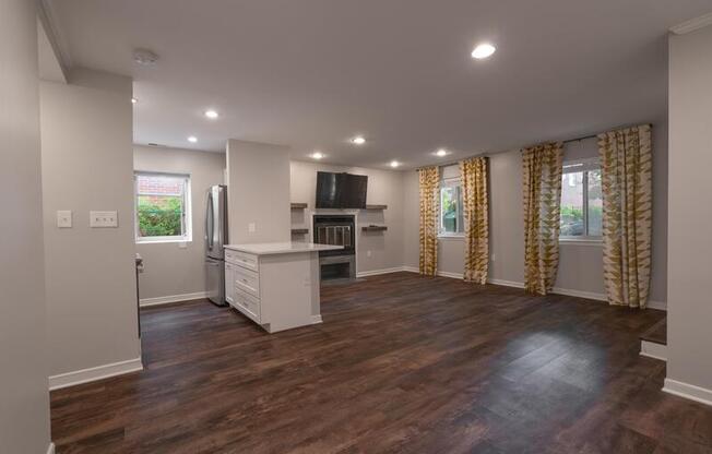 9 W LEE ST