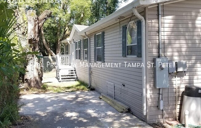 8210 N 11 ST