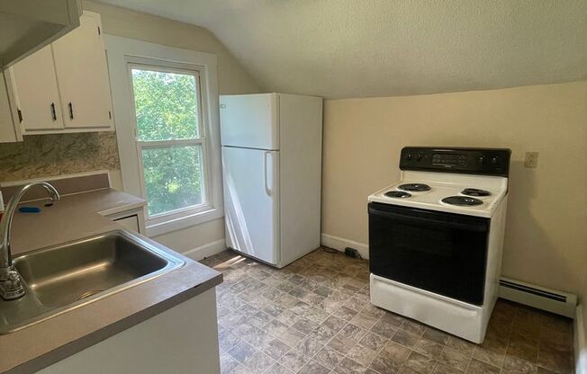 2 beds, 1 bath, 580 sqft, $1,150, Unit 4