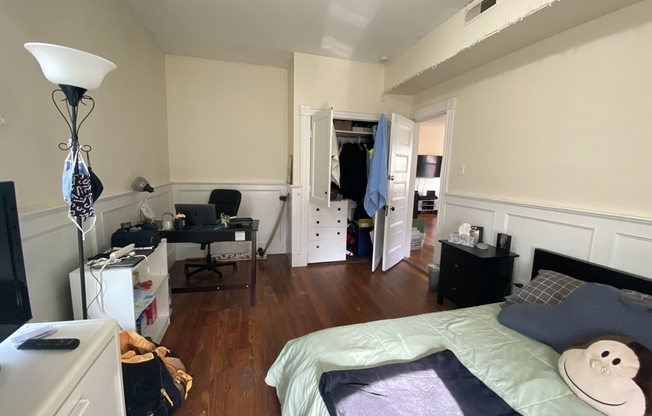 3 beds, 1 bath, $4,800, Unit 2