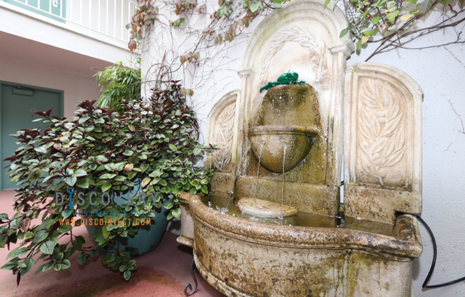 Contemporary North Berkeley Mid-Century 1 Bedroom Condominium