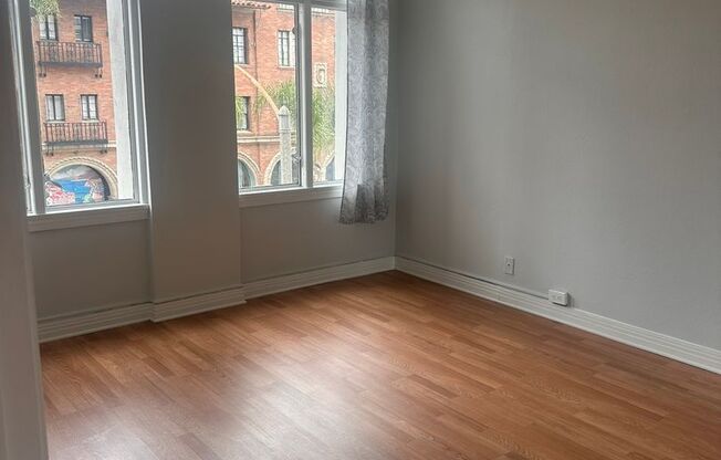 Charming 1 Bed in Historic Lafayette Building – Prime Downtown Long Beach!