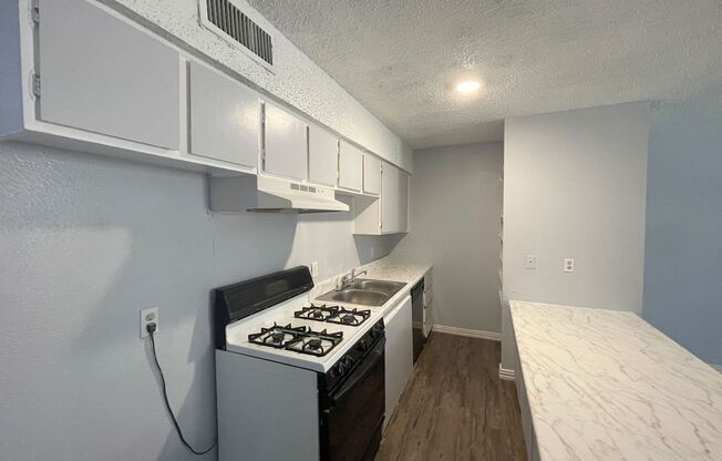 2 beds, 1 bath, 784 sqft, $840, Unit 121E