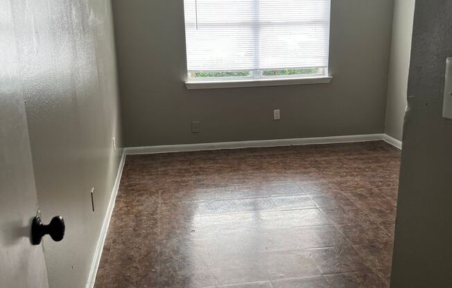 2 beds, 1 bath, 850 sqft, $1,100, Unit 411 M