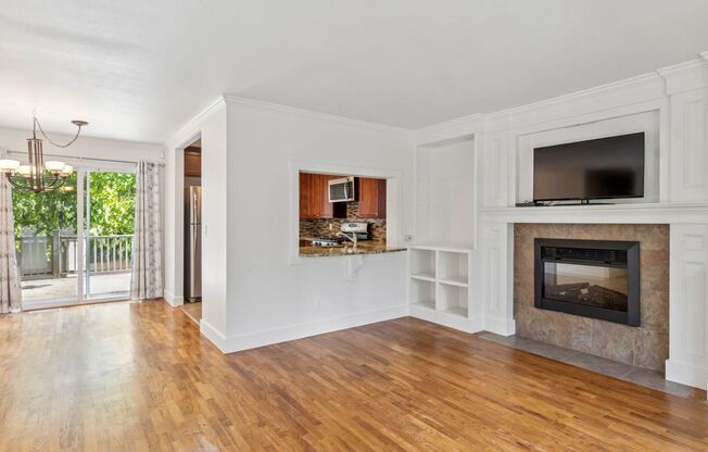 Bright 3-Bed Upper Unit w/ Deck & Yard Near Des Moines Marina