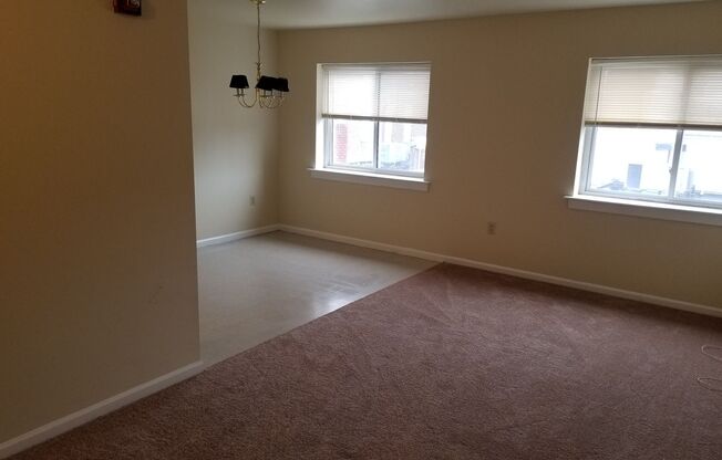 2 beds, 1 bath, 965 sqft, $1,195, Unit 323