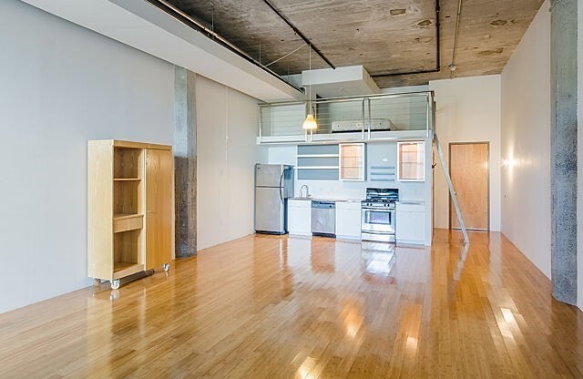 Studio, 1 bath, 989 sqft, $2,400, Unit Street
