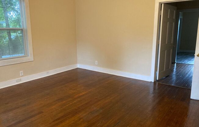 2 beds, 1 bath, 970 sqft, $895, Unit 2 N Mclin St, Apt. B