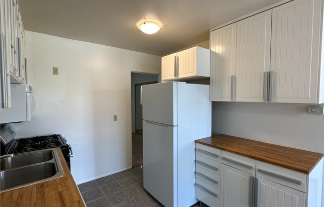 1 bed, 1 bath, $1,600, Unit 14