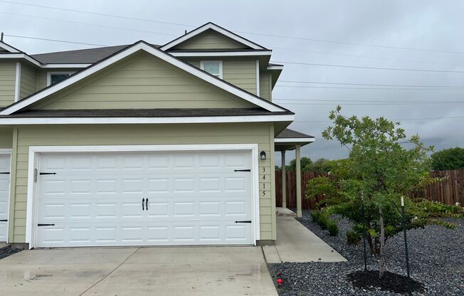 Luxury 3/2.5 2 Story Townhouse in Seguin, TX