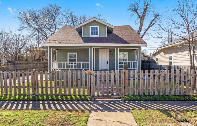 1032 E TUCKER ST