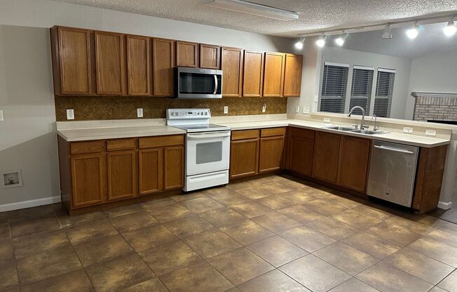 Super home in Heritage Glen!