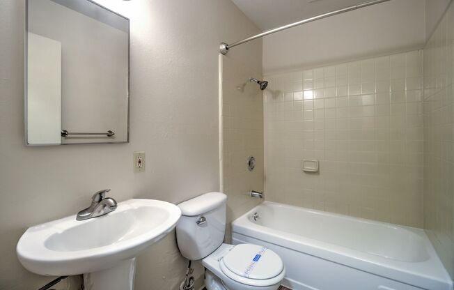 2 beds, 2 baths, $1,600, Unit 05