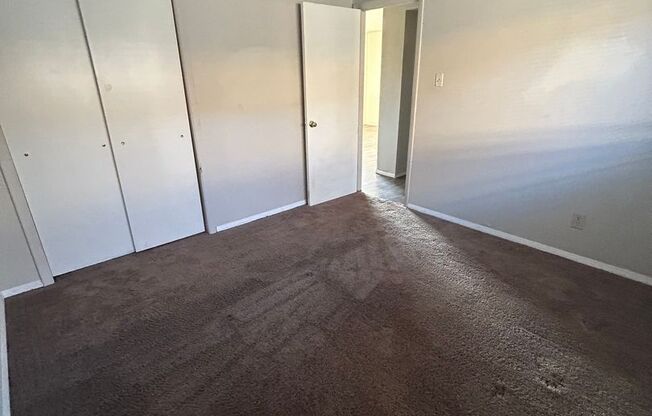 2 beds, 1 bath, 800 sqft, $975, Unit Unit 2