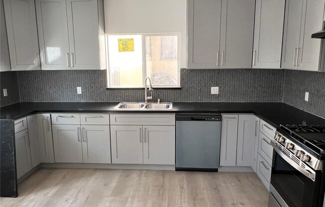736 E 74 ST