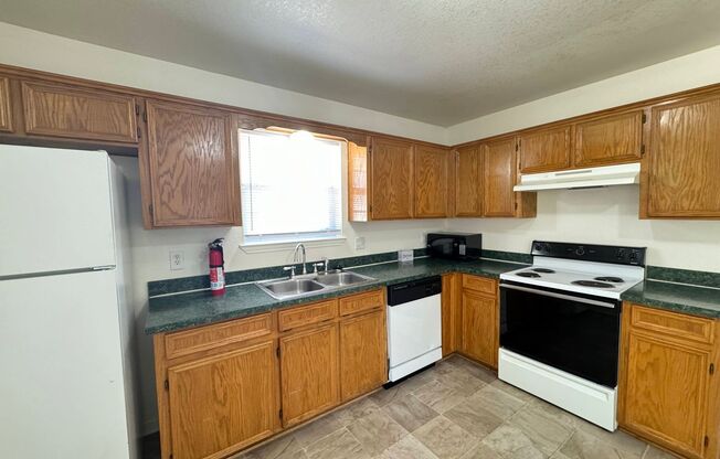 2 beds, 2 baths, $900, Unit Unit B