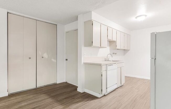 2 beds, 1 bath, 950 sqft, $1,750, Unit 37