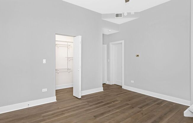 Top Floor 1 Bed Apartment in Ideal Gold Coast Neighborhood