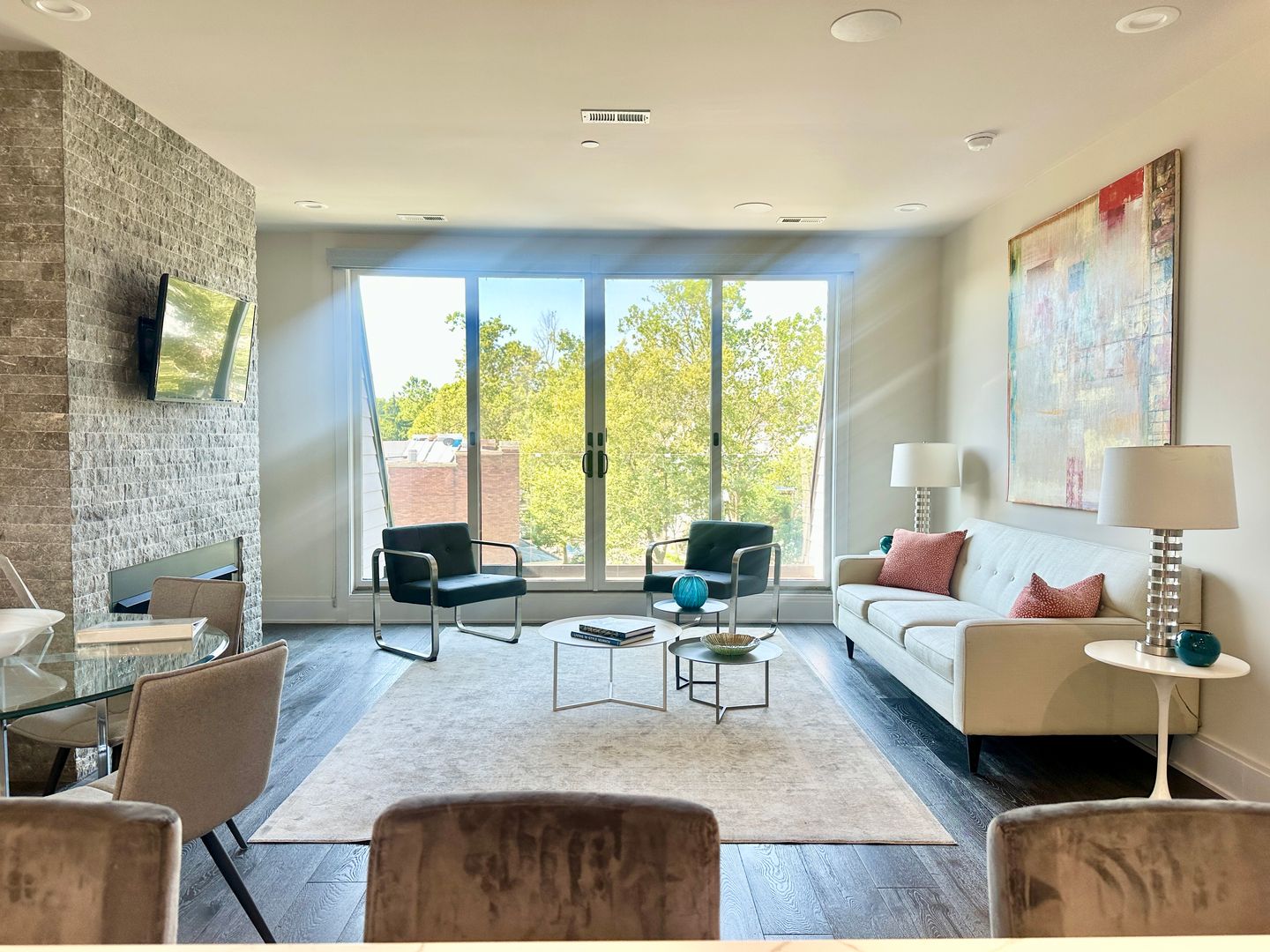 2 Bedroom 2.5 Bathroom Penthouse with Parking and Pets Welcome!