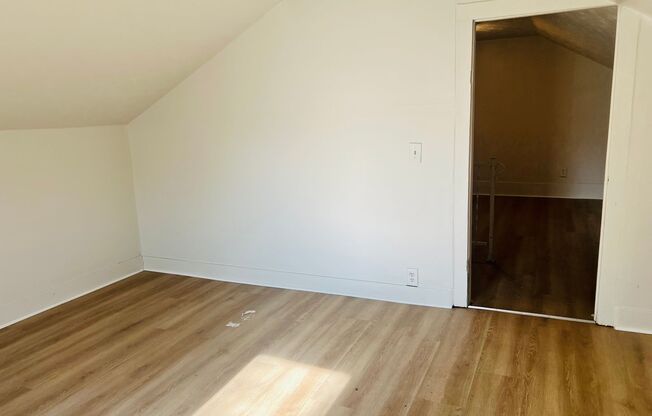 2 beds, 1 bath, $895