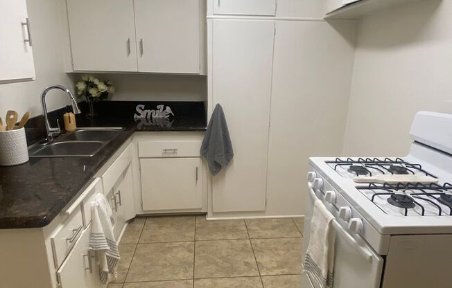 2 beds, 1 bath, 702 sqft, $2,350, Unit B15