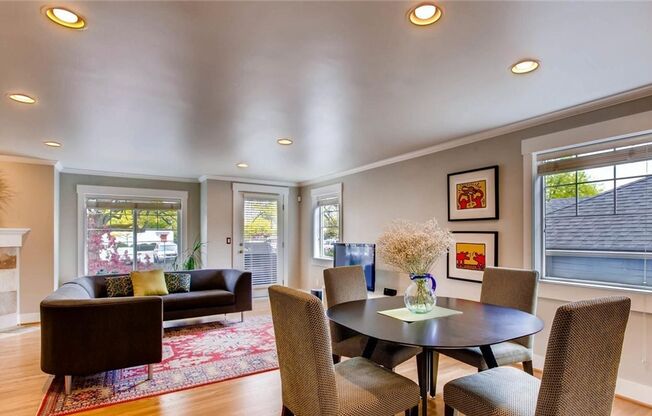 Beautiful Top of Queen Anne Townhome - 3 Beds / 2.5 Baths