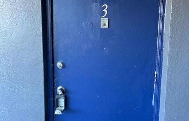 1/2 OFF 3RD MONTHS RENT!! 1/1 centrally located