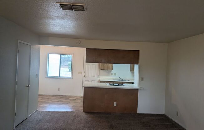 2 beds, 1 bath, 950 sqft, $1,100, Unit I