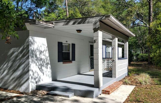 4 Bedroom, 2-1/2 Bath Home in Golf Club Manor, Close to Everything!