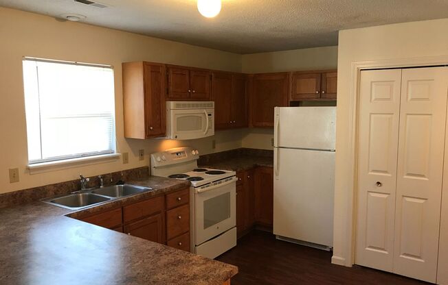 3 beds, 2.5 baths, 1,250 sqft, $1,375, Unit 4403 Cheryl Ct.