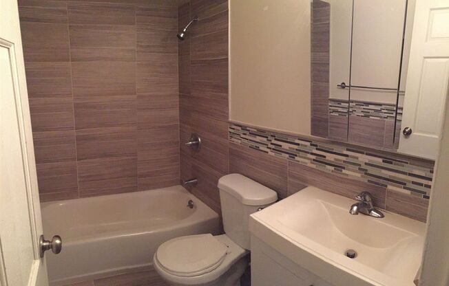 1 bed, 1 bath, 700 sqft, $2,300, Unit 216