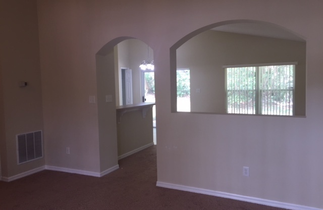 APOPKA RENTAL HOME-Spacious 3 bed x 2 bath one story home!! Move in JULY 2025!! Beautiful conservation area in back!