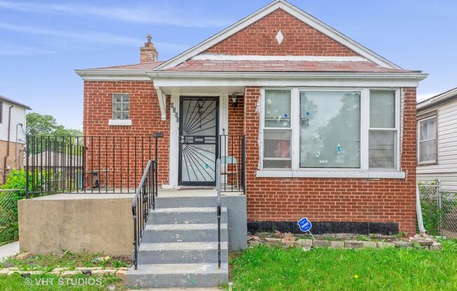 Renovated and Spacious 5-bedroom, 2-bathroom+ Den room located in Auburn Gresham