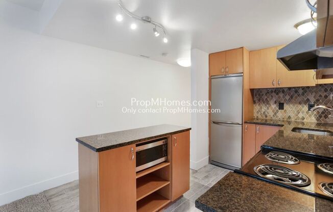 Gorgeous One Bedroom Lakeside Condo in Lake Oswego! Deposit Special!